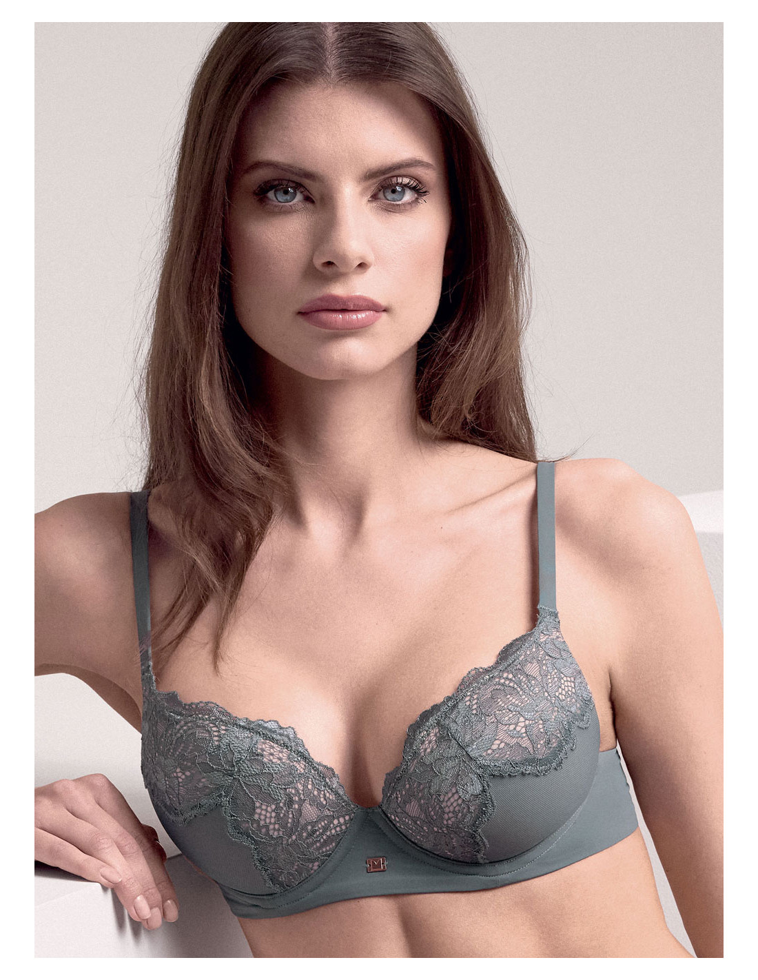 Цветен сутиен с оформена чашка Balconette Lormar Plunge серия Saten